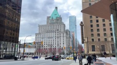 Sanat galerisi Vancouver Oteli gerçek yaşam gökdelenleri eski ve yeni evler modern arabalar gökyüzü yavaş çekim video haberleri büyük şehir Fairmont Vancouver Canada 2023 'te camlar seyahat ediyor