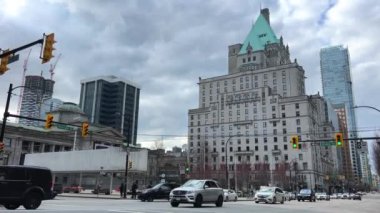 Sanat galerisi Vancouver Oteli gerçek yaşam gökdelenleri eski ve yeni evler modern arabalar gökyüzü yavaş çekim video haberleri büyük şehir Fairmont Vancouver Canada 2023 'te camlar seyahat ediyor