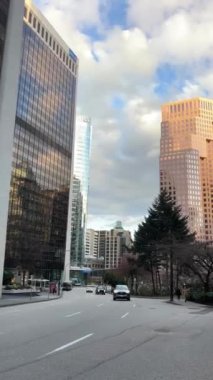 farklı caddelerde gökdelenler insanlar Vancouver 'a doğru yol alıyorlar dünyanın en güzel şehrinde yaşamak için çok pahalı metropoller oteller şehir merkezleri Vancouver Canada 2023