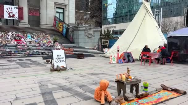 Minnesmärke Vancouver Stiger Ära Begravd Grund Internatskola 215 Par Barnskor — Stockvideo