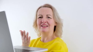 Sorun ne? Sinirli İspanyol kadın bilgisayardan veri tabanına giremiyor. Şifrede kablosuz internet sinyali olmadığını unutuyor. Genç bayan çalışanın işini kaybetmesine çok şaşırdım.