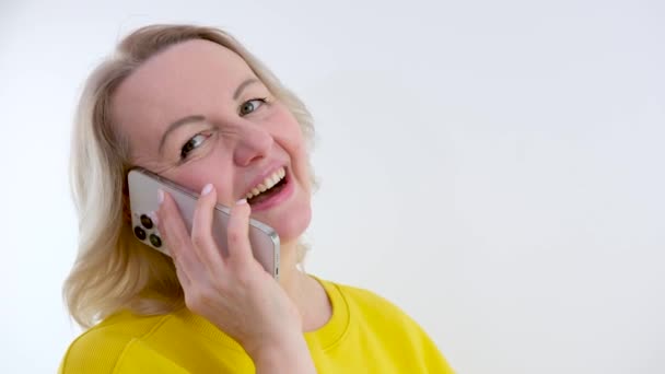 Blond Vuxen Skrattar Talar Telefon Uppriktigt Och Riktigt Riktiga Samtal — Stockvideo