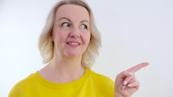 Mulher Com Indicador Mostra Dedo Presta Atenção Mostra Para Lado — Vídeo de Stock