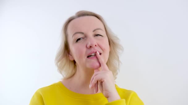 Mujer Agitando Dedo Como Luego Encoge Hombros Mostrando Las Cejas — Vídeos de Stock
