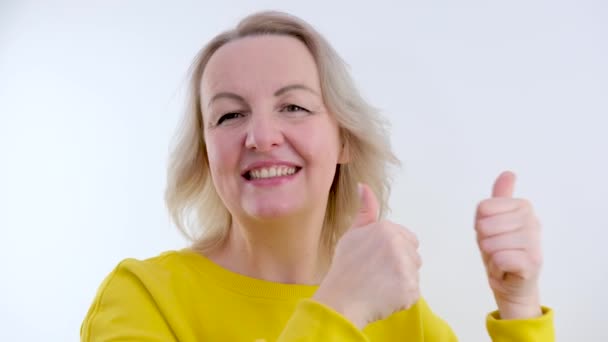 卡瓦伊休闲女人穿着黄色工作服 大拇指翘起 手势积极 工作出色 受人尊敬 最小风格化 — 图库视频影像