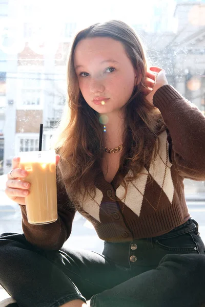 Κοντινό Πλάνο Κορίτσι Πίνει Καφέ Της Αρέσει Πρωινός Καπουτσίνο Σκέτο — Φωτογραφία Αρχείου