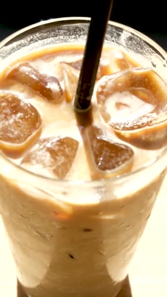 Cappuccino Med Mjölk Och Glas Kallt Kaffe Trä — Stockvideo