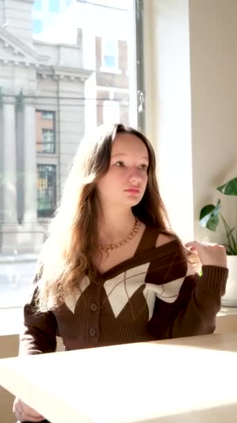 Kafedeki Kahverengi Ceketli Arka Plandaki Kız Yaşlarında Genç Bir Kadın — Stok video