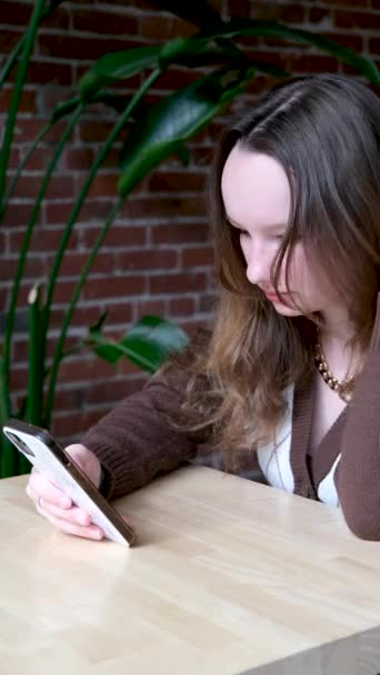 Plan Recadré Une Jeune Femme Américaine Utilisant Téléphone Intelligent Maison — Video