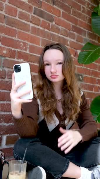 Ένα Έφηβο Κορίτσι Στέλνει Μηνύματα Ένα Smartphone Που Βρίσκεται Στο — Αρχείο Βίντεο