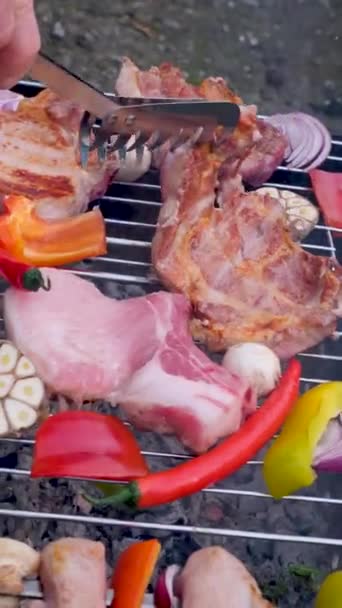 Barbekü Pirzolaları Çok Lezzetli Görünüyor Izgarada Açık Ateşte Bir Hamburger — Stok video