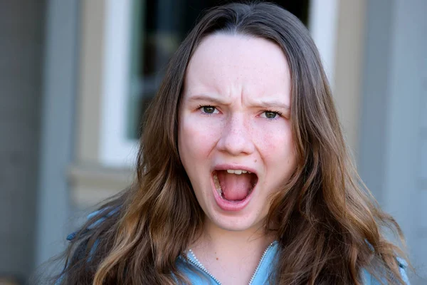 Wütend Unzufriedene Teenager Mädchen Schreit Laut Mit Offenem Mund Stirnrunzeln — Stockfoto
