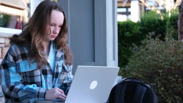 Sundurmada Dizüstü Bilgisayarla Çalışırken Gülümseyen Güzel Neşeli Genç Bir Kadının — Stok video