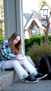 Çizim dersi genç kız büyük bir not defterini kalemle çizer. Rüyaların sorunu çözdüğünü düşünür. Ev ödevi yap.