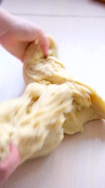 Kadın elleri masanda hamuru un ile yoğuruyor, ağır çekim, pencereden gelen güneş ışığı sahneyi aydınlatıyor. Yüksek kaliteli FullHD görüntüler