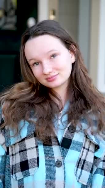 大人スマートなルックス美しい女の子ティーンエイジャー14歳は家の秋春の背景に笑顔がないフレームに見えます冷たい夏の強い厳格な外観美しい勇敢な強い女性 — ストック動画