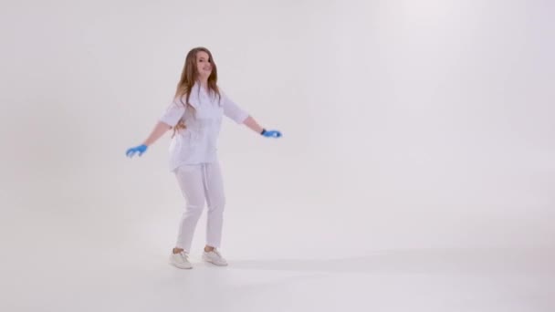 Ευτυχισμένη Γυναίκα Γιατρός Άλμα Ψηλά Ρούχα Λευκό Ιατρικό Κοστούμι Πάνινα — Αρχείο Βίντεο