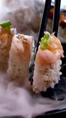 Suşi geleneksel Japon yemeklerini, Japon restoranlarını, kafeteryaları, Asya kültürünün lezzetli yemeklerini yuvarlıyor. Yüksek kaliteli görüntüler
