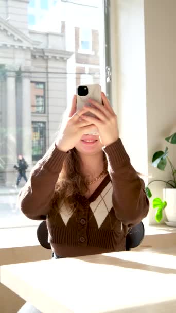 Chica Toma Una Selfie Café Con Una Ventana Grande Niza — Vídeos de Stock