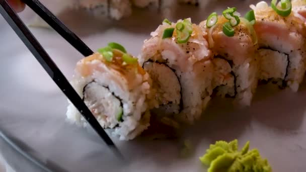 Close Μαύρα Chopsticks Λάβει Σούσι Τόνο Καλιφόρνια Δίπλα Στο Σούσι — Αρχείο Βίντεο