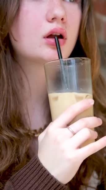 Šťastná Krásná Dívka Sedí Schodech Parku Pití Ledové Kávy — Stock video