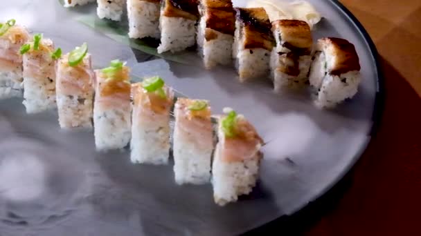 Σούσι Είναι Ένα Ιαπωνικό Πιάτο Από Μαγειρεμένο Ρύζι Σούσι Meshi — Αρχείο Βίντεο