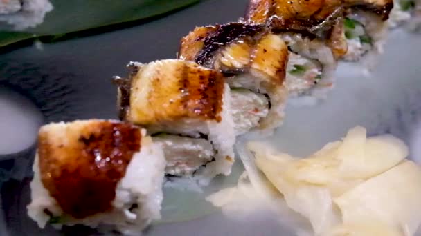Sushi Meister Mit Bambusstäben Verteilt Sushi Rollen Einer Plastikbox Frisches — Stockvideo