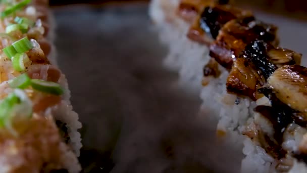 Elegáns Felszolgálása Sushi Tonhallal Angolna Tányéron Száraz Jég Finom Étvágygerjesztő — Stock videók