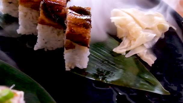 フードコートレストラン Japan Asia寿司のうなぎをヤシの葉に盛り付け ドライアイスでゆっくりとマリネした白生姜を黒石皿にのせる美しい日本中国 — ストック動画