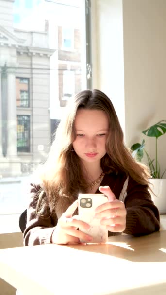 Pria Muda Ingin Tahu Suka Gadis Cantik Milenial Melihat Dengan — Stok Video