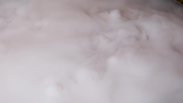 现实的云彩覆盖干燥的冰云 完美地构成你的拍摄 只是拖放它 并改变混合模式 以减轻或增加生产固体形式二氧化碳的干冰 — 图库视频影像