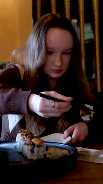 애들이나 중국식 젓가락으로 초밥을 간장에 먹는다 클로즈업 고화질 — 비디오
