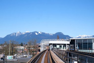 Vancouver SkyTrain, Surrey 'e giden yeni Kanada hattı. Trenler gökyüzü yolu trafiği büyük şehir hayatı rahatlık mavi gökyüzü güzel hava