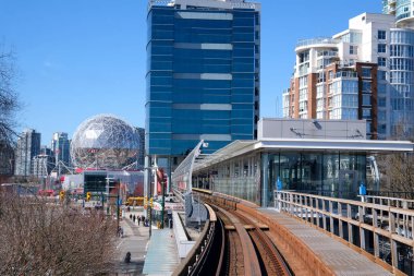 Vancouver SkyTrain, Surrey 'e giden yeni Kanada hattı. Trenler gökyüzü yolu trafiği büyük şehir hayatı rahatlık mavi gökyüzü güzel hava