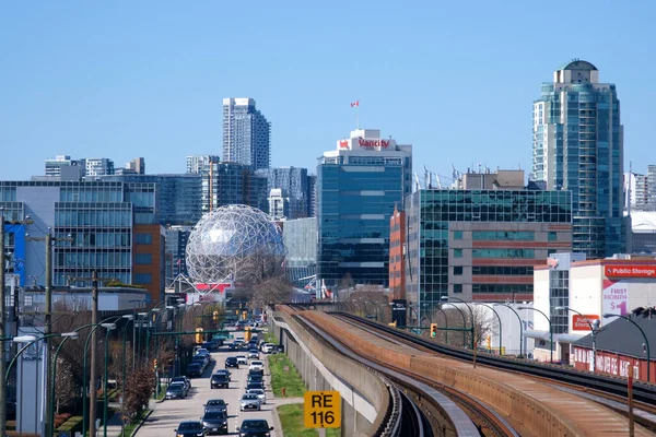 バンクーバースカイトレインはサリーに新しいカナダ線を運行しています ホームレール列車空列車道路交通大都市生活利便性青い空いい天気 — ストック写真