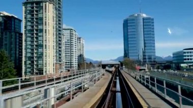 Vancouver SkyTrain, Surrey 'e giden yeni Kanada hattı. Trenler gökyüzü yolu trafiği büyük şehir hayatı rahatlık mavi gökyüzü güzel hava
