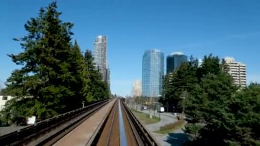 Vancouver SkyTrain, Surrey 'e giden yeni Kanada hattı. Trenler gökyüzü yolu trafiği büyük şehir hayatı rahatlık mavi gökyüzü güzel hava