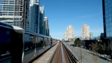 Vancouver SkyTrain, Surrey 'e giden yeni Kanada hattı. Trenler gökyüzü yolu trafiği büyük şehir hayatı rahatlık mavi gökyüzü güzel hava