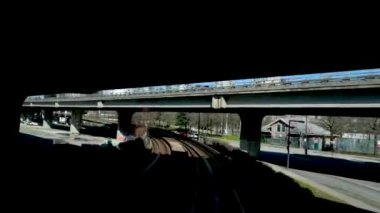 Vancouver SkyTrain, Surrey 'e giden yeni Kanada hattı. Trenler gökyüzü yolu trafiği büyük şehir hayatı rahatlık mavi gökyüzü güzel hava