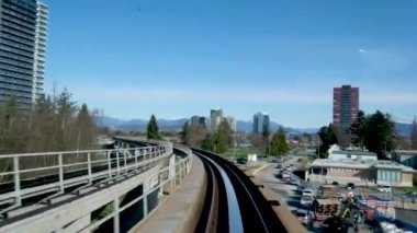 Vancouver SkyTrain, Surrey 'e giden yeni Kanada hattı. Trenler gökyüzü yolu trafiği büyük şehir hayatı rahatlık mavi gökyüzü güzel hava