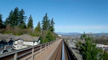 Vancouver SkyTrain, Surrey 'e giden yeni Kanada hattı. Trenler gökyüzü yolu trafiği büyük şehir hayatı rahatlık mavi gökyüzü güzel hava