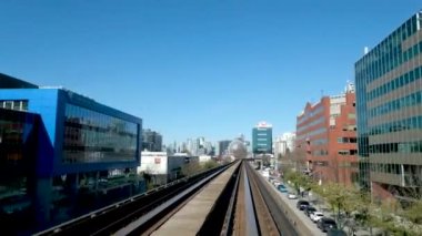 Vancouver SkyTrain, Surrey 'e giden yeni Kanada hattı. Trenler gökyüzü yolu trafiği büyük şehir hayatı rahatlık mavi gökyüzü güzel hava