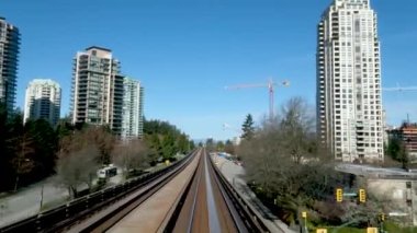Vancouver SkyTrain, Surrey 'e giden yeni Kanada hattı. Trenler gökyüzü yolu trafiği büyük şehir hayatı rahatlık mavi gökyüzü güzel hava