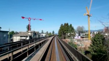 Vancouver SkyTrain, Surrey 'e giden yeni Kanada hattı. Trenler gökyüzü yolu trafiği büyük şehir hayatı rahatlık mavi gökyüzü güzel hava