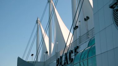 Kanada Meydanı ve Vancouver limanı ve rıhtımındaki ticari binalar gemilerin geldiği insanlar gökdelenlerde geziniyorlar Pasifik Okyanusu 'ndaki yüksek binalarda.