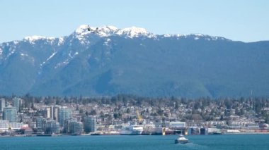 Kanada Meydanı ve Vancouver limanı ve rıhtımındaki ticari binalar gemilerin geldiği insanlar gökdelenlerde geziniyorlar Pasifik Okyanusu 'ndaki yüksek binalarda.