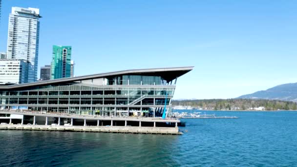 カナダバンクーバーのダウンタウンにある場所と商業ビル船が高層ビルを歩く人々を到着させる港と桟橋太平洋 — ストック動画