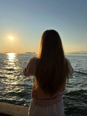 Kadın ellerine yakın dur. Gün batımında sahilde kabile tarzı bir kadın. Yüksek kalite fotoğraf