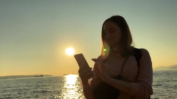 Při Západu Slunce Mladá Dívka Nebo Žena Stojí Telefonem Který — Stock video