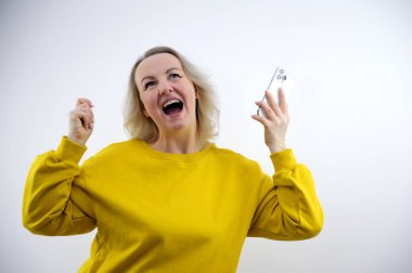 Akıllı telefonu olan mutlu bir kadın ödülü kazanıyor. Yüksek kalite fotoğraf